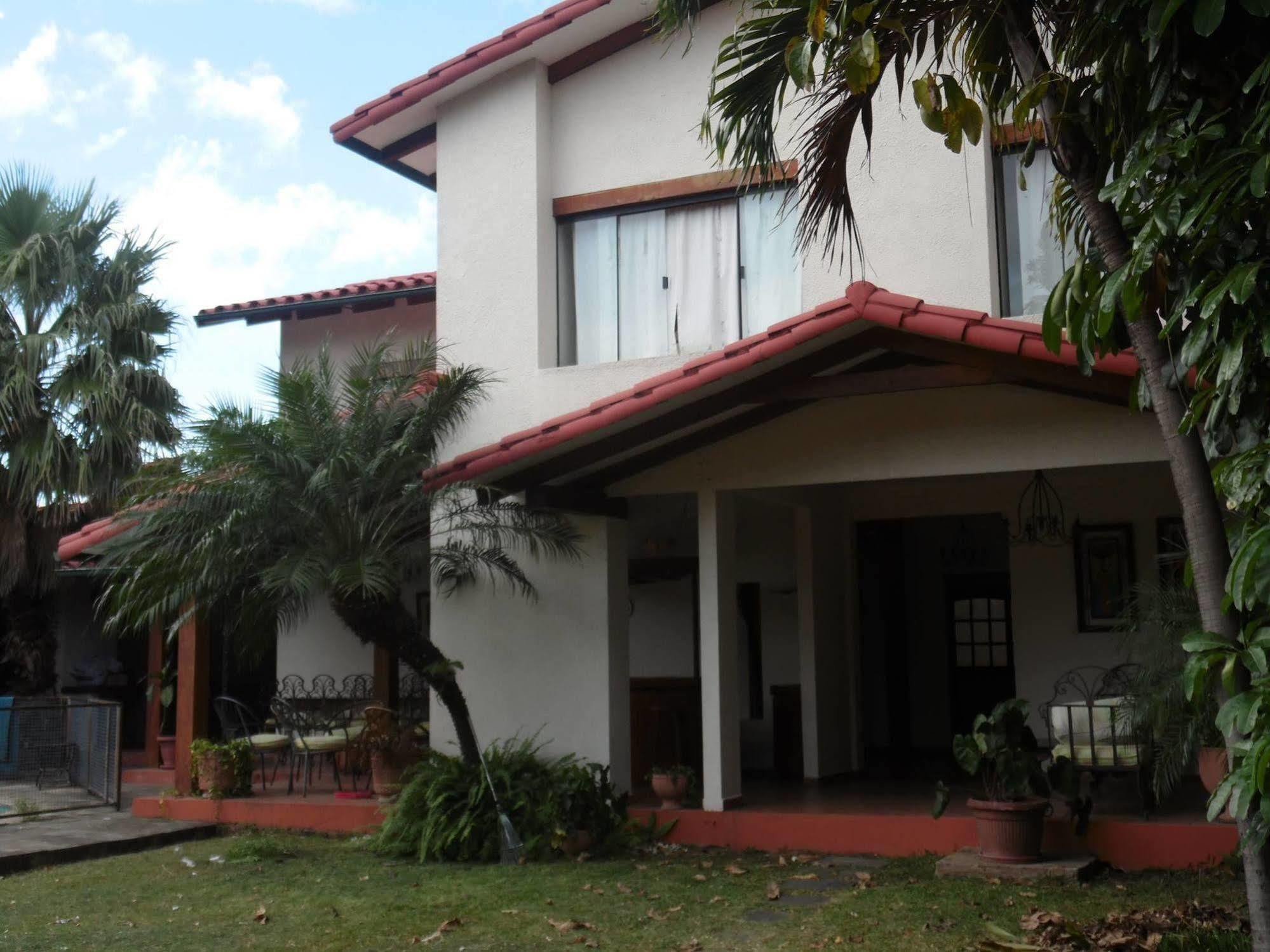 Lili'S Hostel Santa Cruz de La Sierra Eksteriør billede